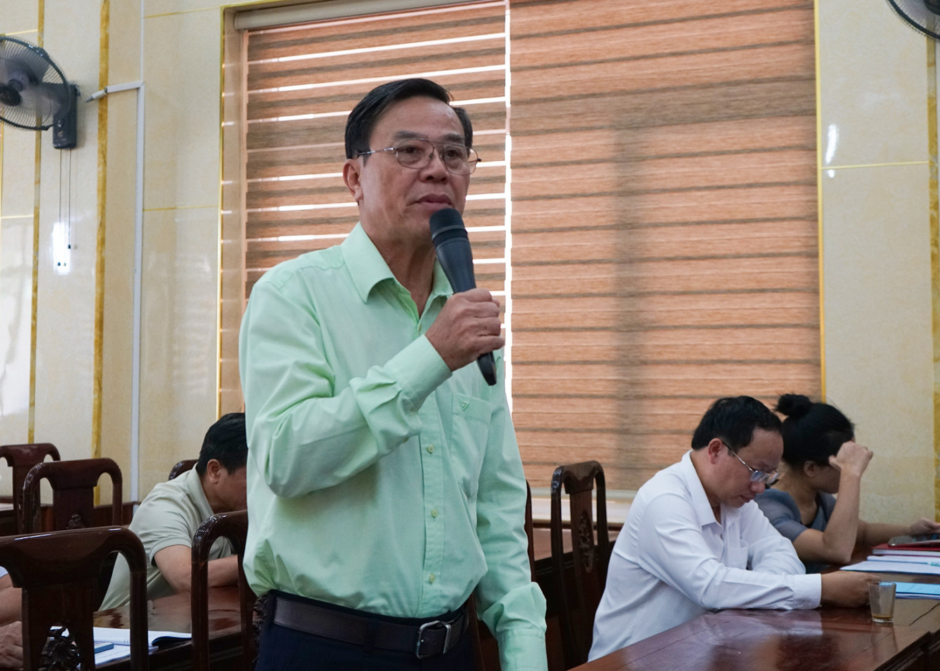 NSƯT Minh Tuấn cho rằng: đời sống anh em văn nghệ sĩ chuy&ecirc;n nghiệp c&ograve;n kh&oacute; khăn, n&ecirc;n rất kh&oacute; để thu h&uacute;t anh em b&ecirc;n ngo&agrave;i v&agrave;o chuy&ecirc;n nghiệp. V&igrave; vậy cần c&oacute; những chế độ đ&atilde;i ngộ, để tiếp th&ecirc;m "lửa" y&ecirc;u nghề cho c&aacute;c văn nghệ sĩ y&ecirc;n t&acirc;m s&aacute;ng t&aacute;c, biểu diễn.